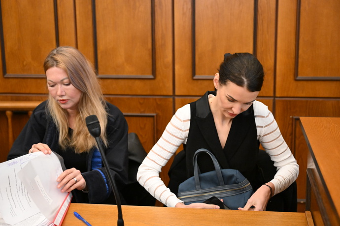 FOTO: Nikol Enevová a advokátka Klára Long Slámová. – stránka 7
