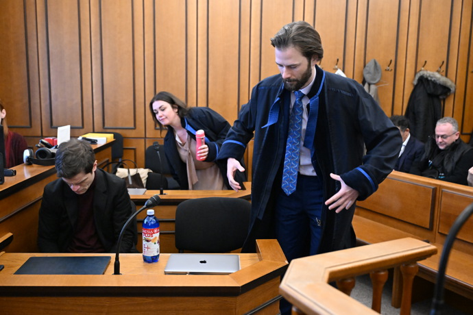 FOTO: Soud Adama Krause a Nikol Enevové. – stránka 43