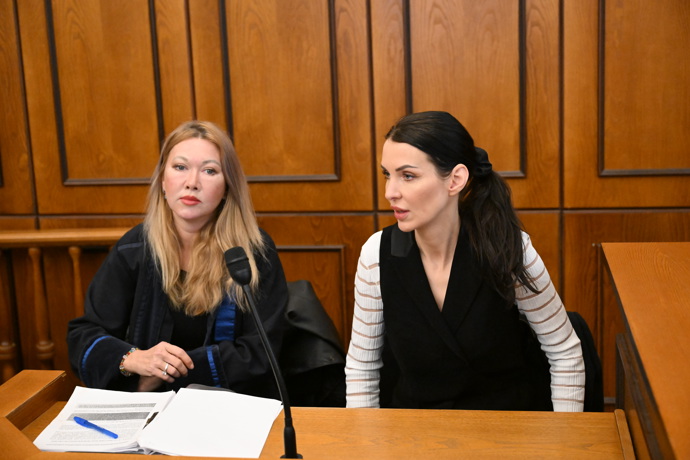 FOTO: Nikol Enevová a advokátka Klára Long Slámová. – stránka 5