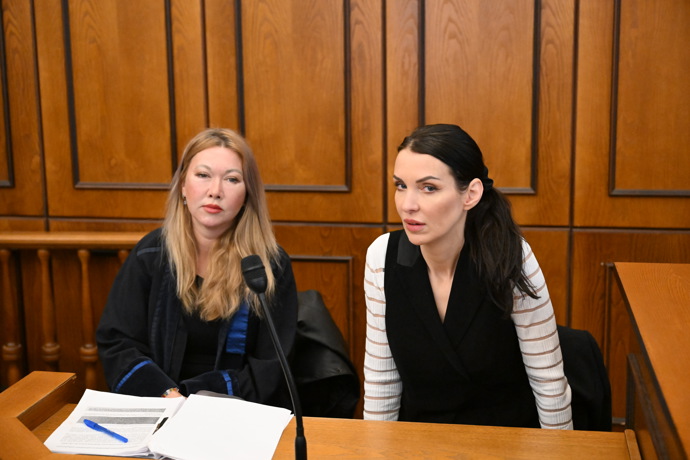 FOTO: Nikol Enevová a advokátka Klára Long Slámová. – stránka 4