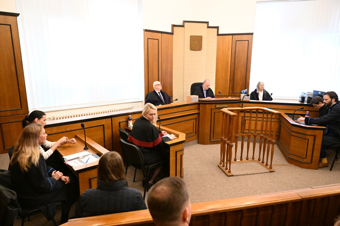 FOTO: Soud Adama Krause a Nikol Enevové. – stránka 42