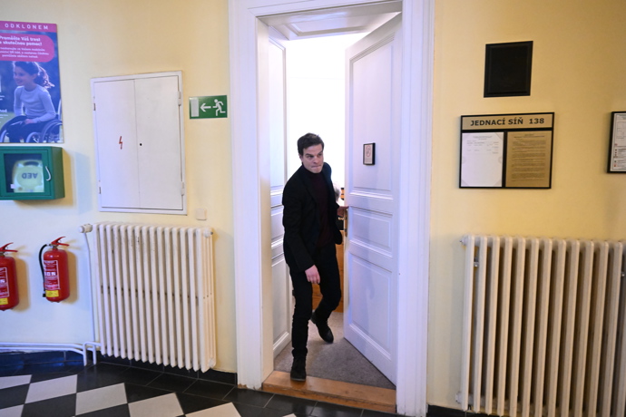 FOTO: Soud Adama Krause a Nikol Enevové. – stránka 3