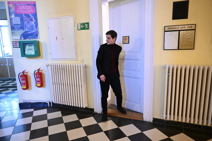 FOTO: Soud Adama Krause a Nikol Enevové. – stránka 41