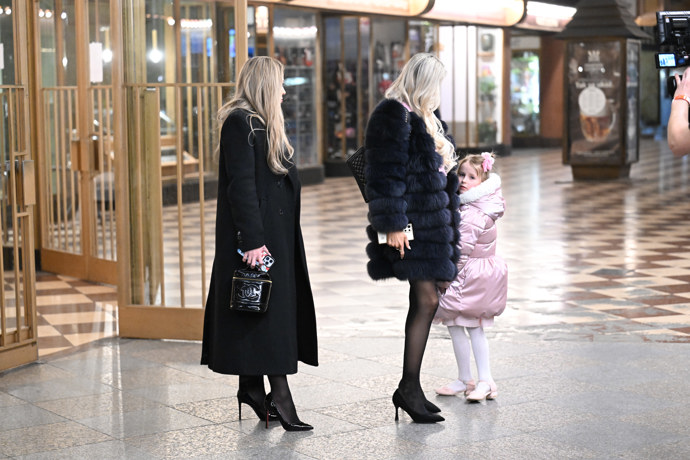 FOTO: Lela Ceterová s dcerou odešla dřív než koncert skončil. – stránka 8