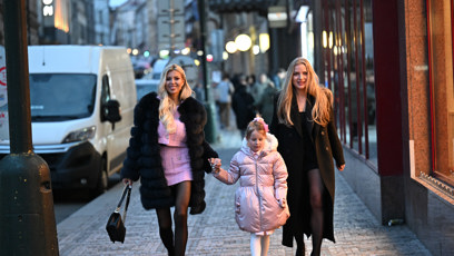 FOTO: Lela Ceterová s malou Lili při odchodu.