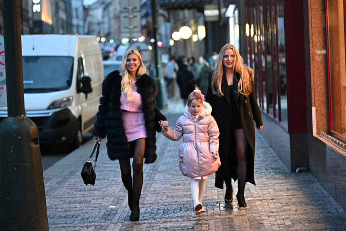 FOTO: Lela Ceterová s malou Lili při odchodu. – stránka 7