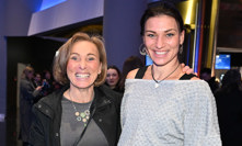 Michaela a Hana na promítání prvního dílu Asia Express.