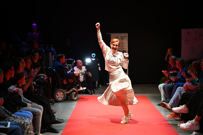 FOTO: Michaela Maurerová se umí odvázat. – stránka 4