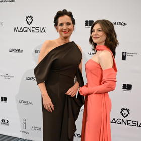 Volba stejné návrhářky se Báře se Sophií vyplatila. Splývavější materiál vytvořil oběma krásnou siluetu. 