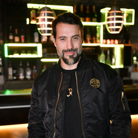 Český slavík Václav Noid Bárta, autor nového klipu, oblékl svoji oblíbenou černou bundu a černé tričko. 