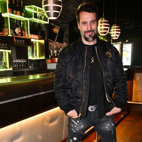 Zpěvák bundu doplnil rockersky potrhanými tmavými džínami. 