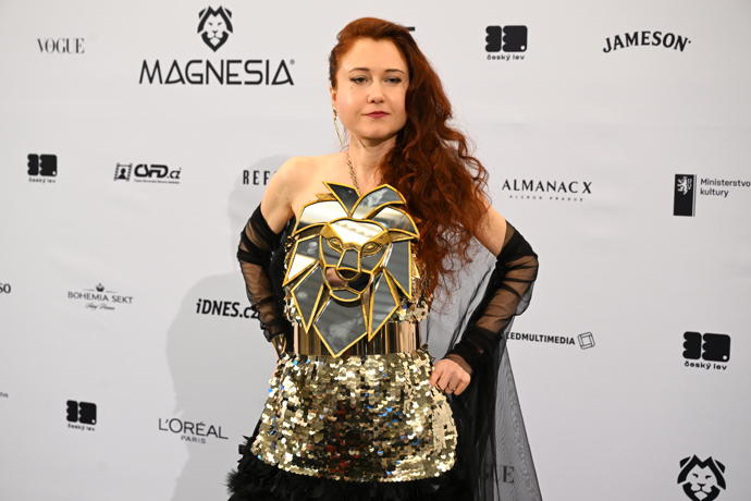 FOTO: Eva Toulová jako vždy zvolila bizarní outfit. – stránka 347