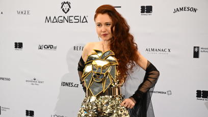 FOTO: Eva Toulová jako vždy zvolila bizarní outfit.