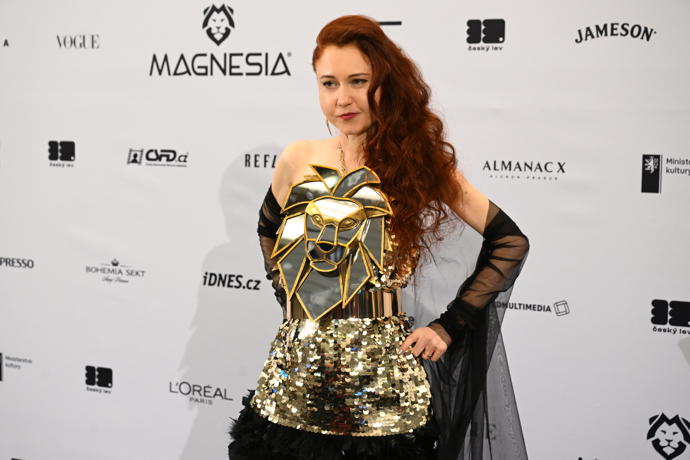 FOTO: Eva Toulová jako vždy zvolila bizarní outfit. – stránka 350