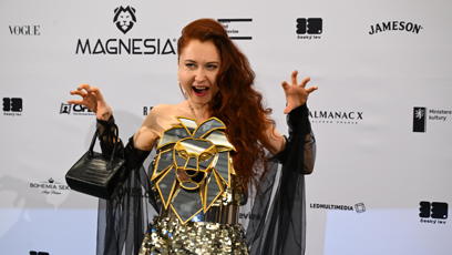 FOTO: Eva Toulová jako vždy zvolila bizarní outfit.