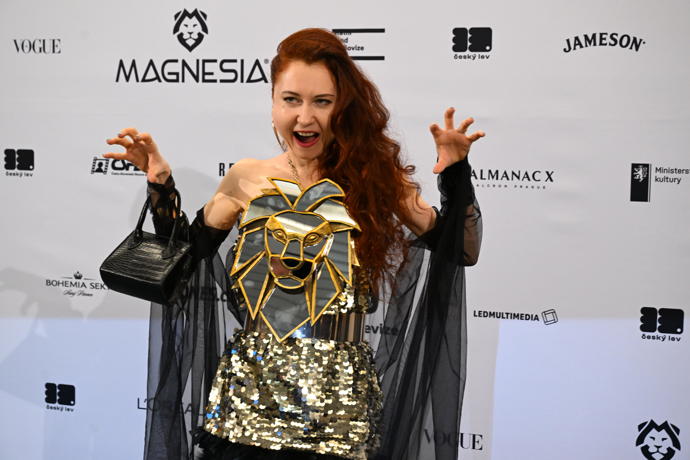 FOTO: Eva Toulová jako vždy zvolila bizarní outfit. – stránka 351