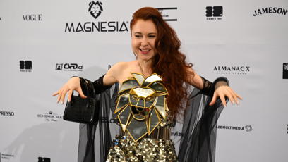 FOTO: Eva Toulová jako vždy zvolila bizarní outfit.