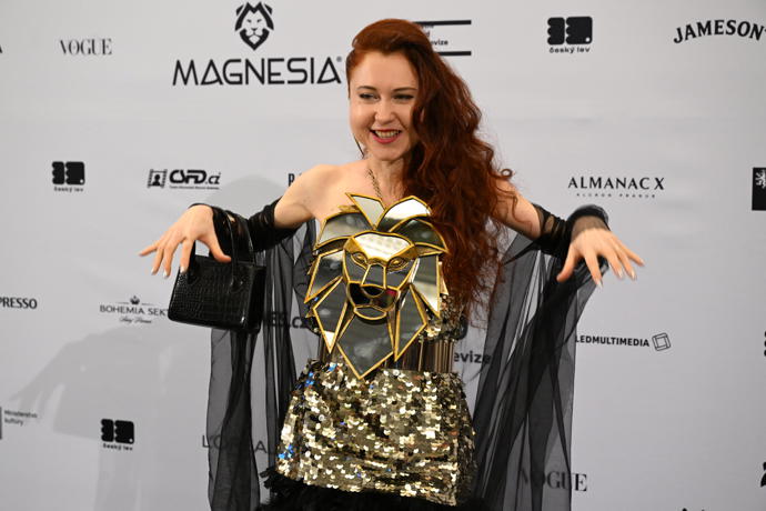 FOTO: Eva Toulová jako vždy zvolila bizarní outfit. – stránka 354