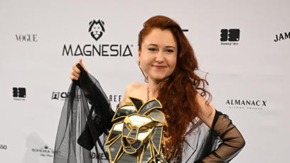 FOTO: Eva Toulová jako vždy zvolila bizarní outfit.