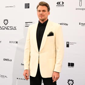 Vojta Dyk zvolil na udílení cen Český lev krémově světlé sako. 