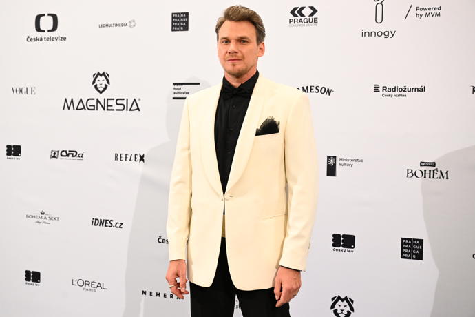 FOTO: Vojta Dyk zvolil na udílení cen Český lev krémově světlé sako. – stránka 11