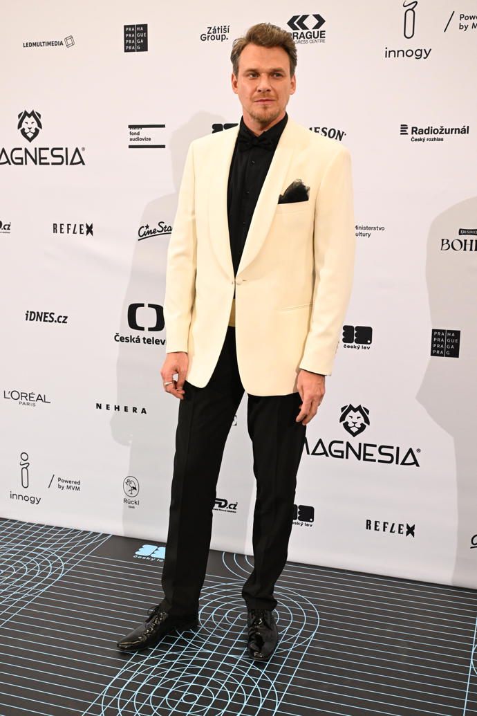 FOTO: Vojta Dyk zvolil na udílení cen Český lev krémově světlé sako. – stránka 10