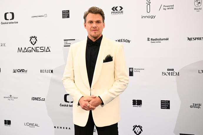 FOTO: Vojta Dyk zvolil na udílení cen Český lev krémově světlé sako. – stránka 9