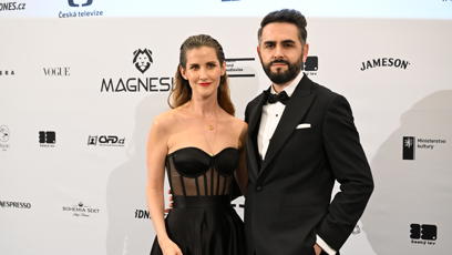 FOTO: Jana Bernášková s fešným doprovodem.