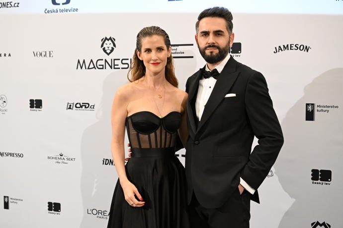 FOTO: Jana Bernášková s fešným doprovodem. – stránka 7