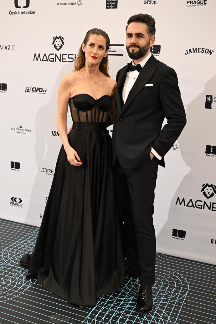 FOTO: Jana Bernášková s fešným doprovodem. – stránka 6