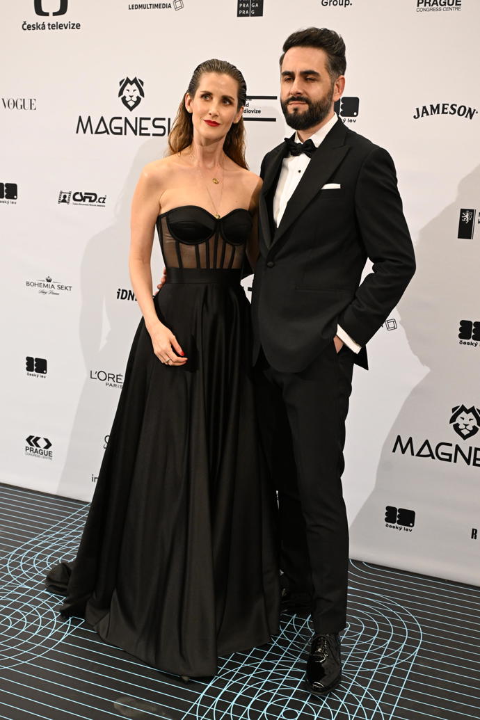 FOTO: Jana Bernášková s fešným doprovodem. – stránka 5