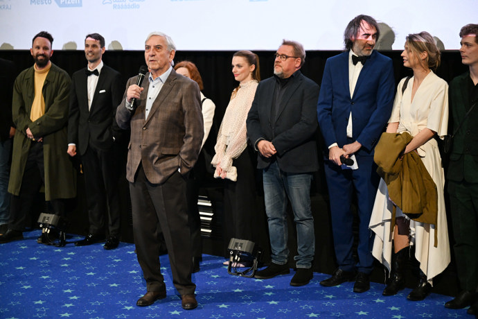 FOTO: Miroslav Donutil se ujal slova. – stránka 36