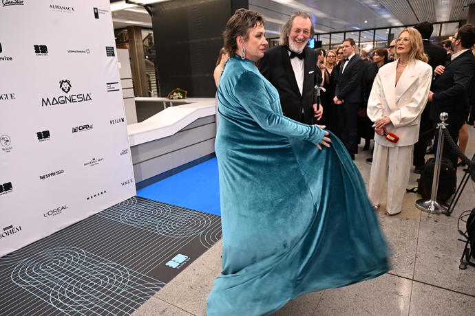 FOTO: Bolek Polívka s manželkou, která vsadila na velmi výrazné šaty. – stránka 9