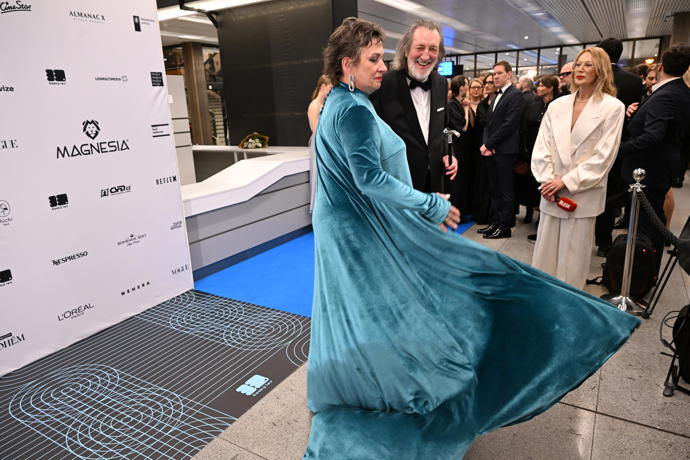 FOTO: Bolek Polívka s manželkou, která vsadila na velmi výrazné šaty. – stránka 8