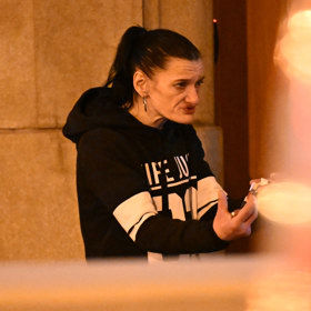 Narkomanka Katka pořádá procházky noční Prahou.