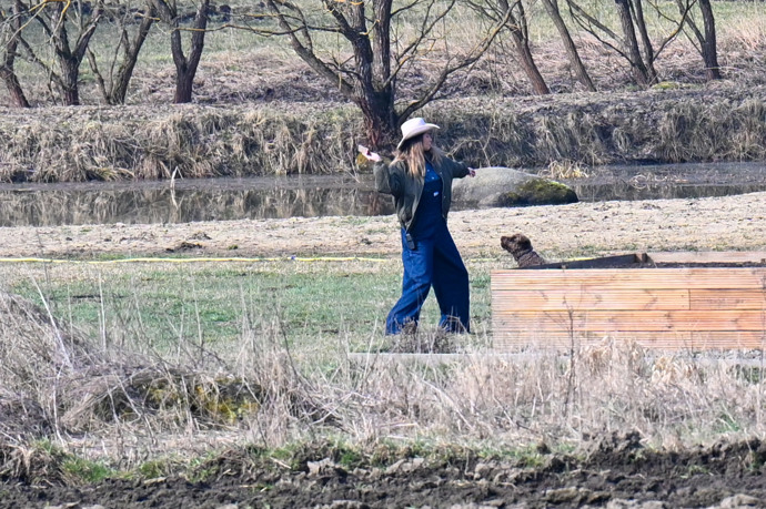 FOTO: Radana Kotková při hraní se psem. – stránka 24