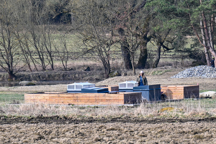 FOTO: Radana Kotková mezi záhonky. – stránka 23