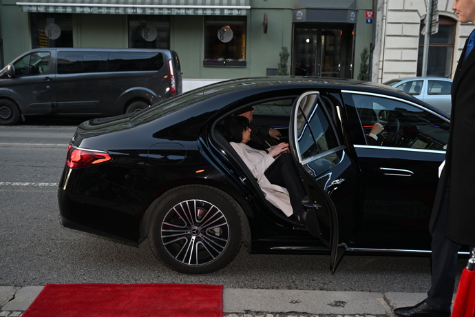 FOTO: Manželé dorazili v luxusním Mercedesu. – stránka 9