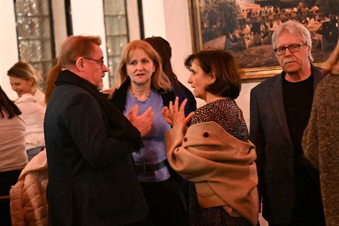 FOTO: Václav Kopta s manželkou Simonou Vrbickou a Veronikou Freimanovou. – stránka 23