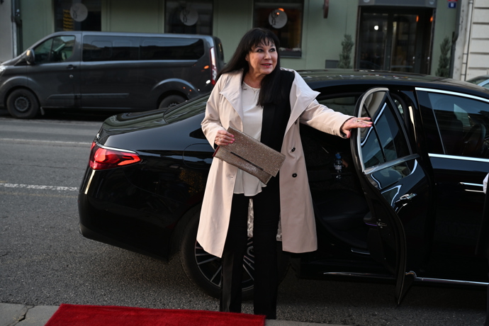 FOTO: Největší pozornost na sebe strhla herečka a zpěvačka Dagmar Patrasová, která dorazila po velmi dlouhé době. – stránka 17