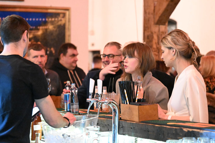 FOTO: Jenovéfa Boková a Simona Lewandowska na baru. – stránka 22