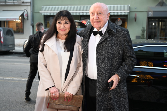 FOTO: Manželé měli očividně dobrou náladu. – stránka 6