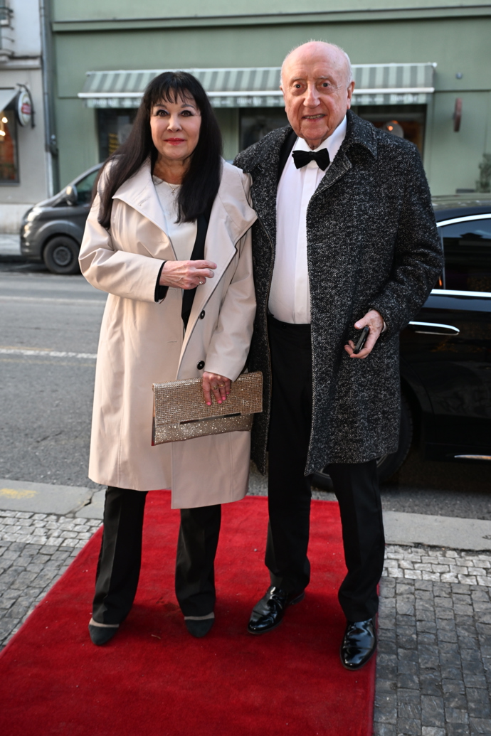 FOTO: Společnost jí dělal její manžel a známý hudebník Felix Slováček, který o svou ženu gentlemansky pečoval. – stránka 15