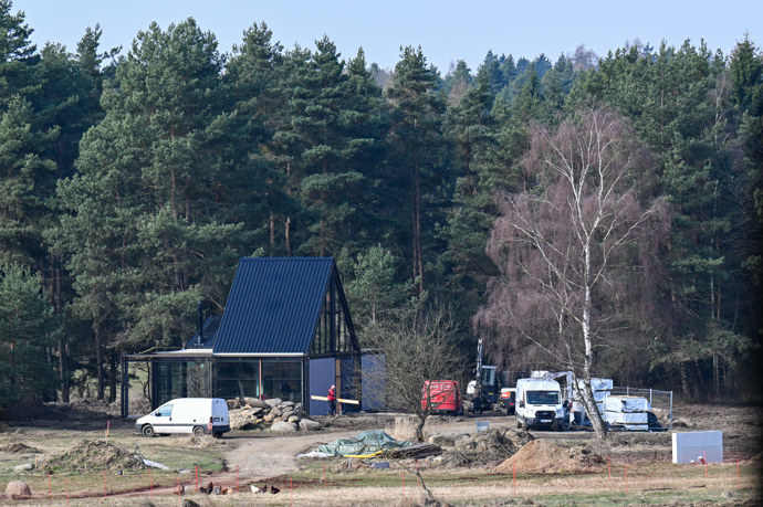 FOTO: Práce na domečku jsou v plném proudu. – stránka 18