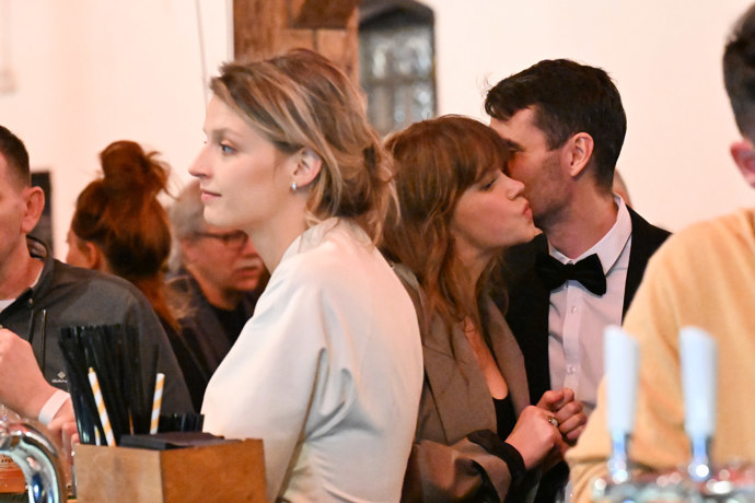 FOTO: Simona Lewandowska na baru. – stránka 21