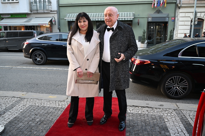 FOTO: Manželům to moc slušelo. – stránka 14