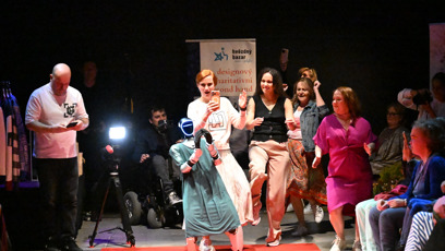 FOTO: Herečky to rozjely s robotem.