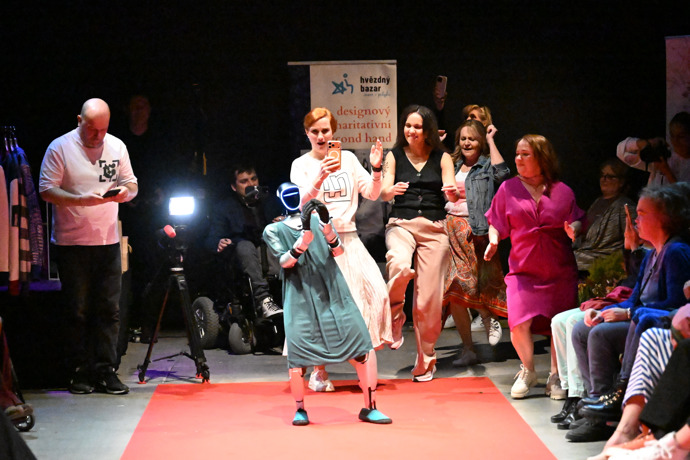 FOTO: Herečky to rozjely s robotem. – stránka 1