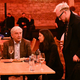 Štěpán Kozub a jeho přítelkyně Barbara Kanyzová si přisedli k Miroslavu Donutilovi.