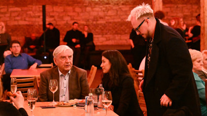 FOTO: Štěpán Kozub a jeho přítelkyně Barbara Kanyzová si přisedli k Miroslavu Donutilovi.